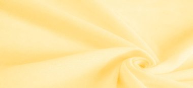 Sarı kumaş. Lüks kumaşın soyut arka planı ya da dalgaların sıvı ipek dokusu ya da dalgalı kıvrımlar. arka plan ya da zarif duvar kağıdı tasarımı. Pamuk dokusu, doğal kumaş ve boya, parlak sarı renk.