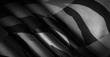 Doku. Desen. Desen. Siyah ve beyazın soyut tonlarında ipek kumaş. İpek dokusu, soyutlama için lüks saten, tasarım ve duvar kağıdı, yumuşak ve bulanık stil, pürüzsüz,