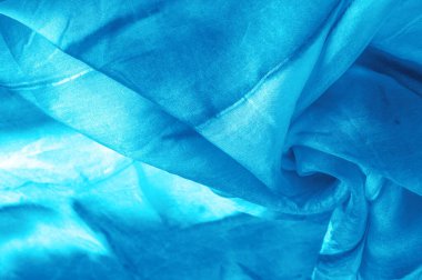 Turkuaz arka planda gri lekeli mavi kumaş. Soyut tasarımcı kumaş tasarımcısı. Tasarımın için güzel bir arka plan. Doku. Görüntü. çizim, kalıp, şekil