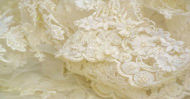 Yumuşak bej dantelli. Doku. Geçmişi. şablon. Soluk bej çubuklu, eski dantelli ve krem çizgili soyut bir arka plan. Kartpostal, poster, doku veya duvar kağıdı olarak kullanılabilir