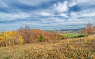 Sonbahar manzara fotoğrafçılığı, Dünya 'nın Avrupa kısmı. Ağaçlar, tarlalar, tepeler ve sonbaharın olduğu bir sonbahar manzarası.