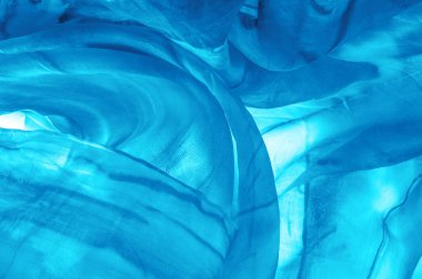 Turkuaz arka planda gri lekeli mavi kumaş. Soyut tasarımcı kumaş tasarımcısı. Tasarımın için güzel bir arka plan. Doku. Görüntü. çizim, kalıp, şekil