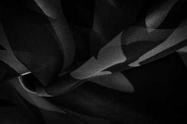 Doku. Şablon. şablon. Siyah ve beyazın soyut tonlarında ipek kumaş. İpek dokusu, soyutlama, tasarım ve duvar kağıdı için lüks saten.,