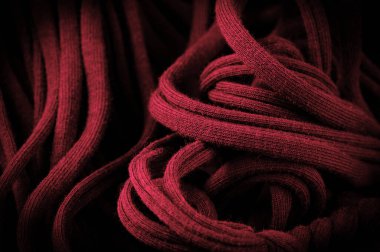 Doku, arka plan, desen. Kırmızı örgülü kumaş. Kabartmalı desenli örgü bir arka plan. Örgü ören örgüler..