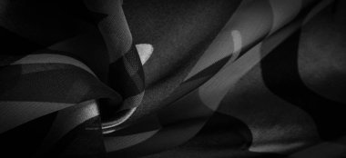 Doku. Şablon. şablon. Siyah ve beyazın soyut tonlarında ipek kumaş. İpek dokusu, soyutlama, tasarım ve duvar kağıdı için lüks saten.,