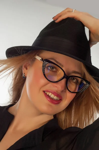 Model Fotoğraf Stüdyosu Kızın Siyah Bir Şapkası Vardı — Stok fotoğraf