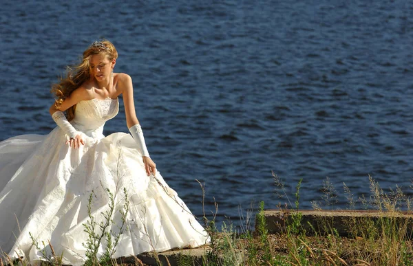 Modèle Plein Air Fille Dans Une Robe Mariée Blanche Avec — Photo