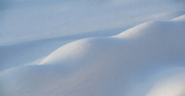 雪のテクスチャ大気水蒸気氷の結晶に凍結し 光白いフレークに落ちるか 白い層として地面に横たわっている 背景色 — ストック写真