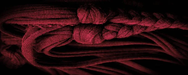 红色辫子的织物 针织背景 花纹斑纹 编织中的辫子 — 图库照片