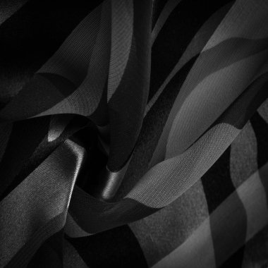 Doku. Şablon. şablon. Siyah ve beyazın soyut tonlarında ipek kumaş. İpek dokusu, soyutlama, tasarım ve duvar kağıdı için lüks saten.,