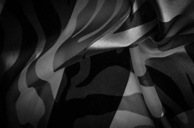 Doku. Şablon. şablon. Siyah ve beyazın soyut tonlarında ipek kumaş. İpek dokusu, soyutlama, tasarım ve duvar kağıdı için lüks saten.,