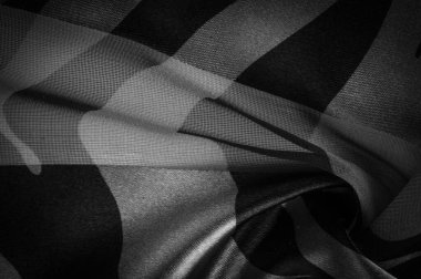 Doku. Şablon. şablon. Siyah ve beyazın soyut tonlarında ipek kumaş. İpek dokusu, soyutlama, tasarım ve duvar kağıdı için lüks saten.,