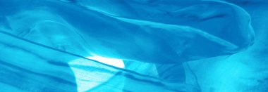 Turkuaz arka planda gri lekeli mavi kumaş. Soyut tasarımcı kumaş tasarımcısı. Tasarımın için güzel bir arka plan. Doku. Görüntü. çizim, kalıp, şekil