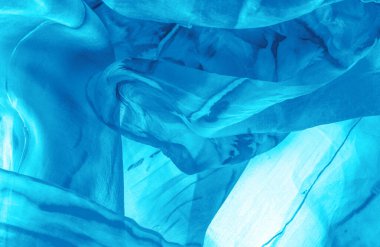 Turkuaz arka planda gri lekeli mavi kumaş. Soyut tasarımcı kumaş tasarımcısı. Tasarımın için güzel bir arka plan. Doku. Görüntü. çizim, kalıp, şekil