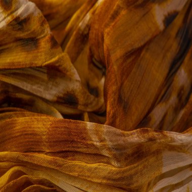 İnce organzadan yapılmış, panter derisini taklit eden ipek kumaş, kahverengi. Doku. Geçmişi. Şablon.