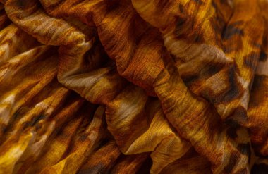 İnce organzadan yapılmış, panter derisini taklit eden ipek kumaş, kahverengi. Doku. Geçmişi. Şablon.