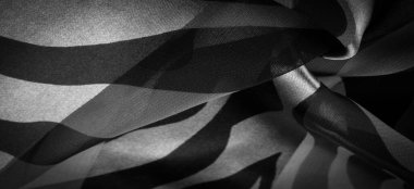 Doku. Geçmişi. Şablon. Soyut siyah ve beyaz renklerde ipek kumaş. Soyut suluboya, desenli dikey ipek kumaş, tuval, makro, yakın çekim.