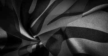 Doku. Geçmişi. Şablon. Soyut siyah ve beyaz renklerde ipek kumaş. Soyut suluboya, desenli dikey ipek kumaş, tuval, makro, yakın çekim.