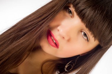 Bir modelin stüdyo fotoğrafı, elbiseli seksi, lüks bir kadın. Kadın kıyafetlerinin sonbahar koleksiyonu. Arka planda poz veren uzun, güzel elbiseli moda sarışını. Güzel saçlar.