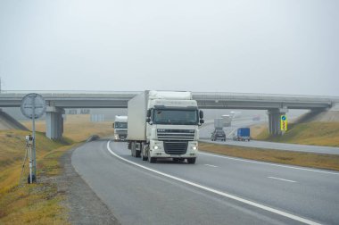 Nakliye aracı. Malların doğrudan varış noktasına taşınması, kapı kapı teslimatı ya da daha resmî adıyla, Rusya 'nın çok amaçlı taşımacılığı Chelny 05 11 2020 olarak bilinir.