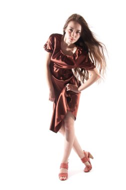 Modelin stüdyo fotoğrafı. Muhteşem genç esmer kadın portresi. Parlak kaşlı, mükemmel makyajlı, kırmızı dudaklı, yüzüne dokunan güzel model kız. Parti için seksi bayan makyajı. 