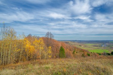 Sonbahar manzara fotoğrafçılığı, Dünya 'nın Avrupa kısmı. Günbatımında akşam gökyüzünün güzel bir gradyanı olan kırsal alan. Yeşil alan ve ufukta köy