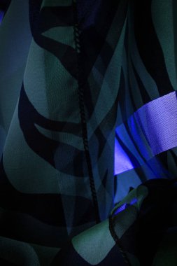 Doku. Desen. Desen. Mavi ve yeşilin soyut tonlarında ipek kumaş. İpek dokusu, soyutlama için lüks saten, tasarım ve duvar kağıdı, yumuşak ve bulanık stil, pürüzsüz