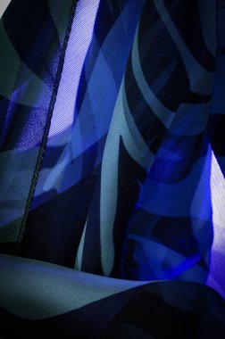 Doku. Desen. Desen. Mavi ve yeşilin soyut tonlarında ipek kumaş. İpek dokusu, soyutlama için lüks saten, tasarım ve duvar kağıdı, yumuşak ve bulanık stil, pürüzsüz