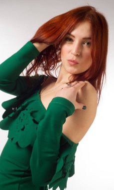 Güzel kızıl saçlı, yeşil elbiseli, ateşli saçlı kız. Beyazda izole edilmiş