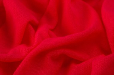 Kırmızı bez. Lüks kumaşın soyut arka planı ya da dalgaların sıvı ipek dokusu ya da dalgalı kıvrımlar. arka plan ya da zarif duvar kağıdı tasarımı. Pamuk dokusu, doğal kumaş ve boya, parlak kırmızı renk..