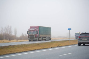 Nakliye aracı. Bu, malları karayoluyla taşımanın fiziksel süreci. Yüklü, boş, çapraz ticaret ve kabotaj. Ulaşım trafiği. Rusya Chelny 05 11 2020