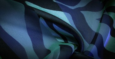 Doku. Şablon. şablon. Yeşil, siyah ve mavinin soyut tonlarında ipek kumaş. İpek dokusu, soyutlama, tasarım ve duvar kağıdı için lüks saten.