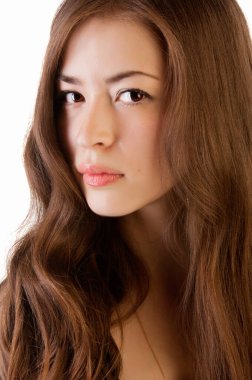 Modelin stüdyo fotoğrafı. Muhteşem genç esmer kadın portresi. Parlak kaşlı, mükemmel makyajlı, kırmızı dudaklı, yüzüne dokunan güzel model kız. Parti için seksi bayan makyajı. 