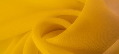 Doku. şablon. Sarı ipek polyester. Sarı ipek kumaşın arka planı. Şeffaf arkaplan ve elbise dikmek için açık kumaştan yapılmış. Tekstil panoraması.