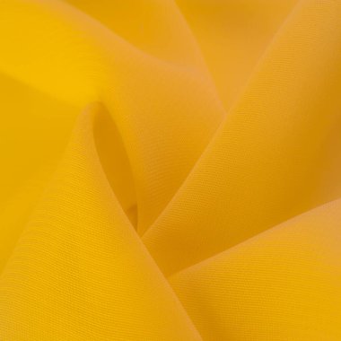 Doku. şablon. Sarı ipek polyester. Sarı ipek kumaşın arka planı. Şeffaf arkaplan ve elbise dikmek için açık kumaştan yapılmış. Tekstil panoraması.