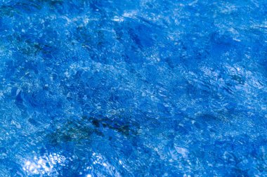 Doku. Geçmişi. şablon. Havuz suyu - hafif esinti, güneş ışığı oyunu ve sudan gelen dalgalar