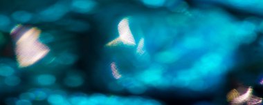 Renkli taşlardan gelen ışığın bulanık görüntüsü. Yoldan geçenler gece şehir caddesinde. Arka plan bulanık. Tasarım elemanı. Kitap kapağı. Sosyal ağlar. Web tasarımı. Duyuru.