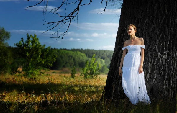 Ragazza Sotto Cielo Aperto Modella Abito Estivo Bianco — Foto Stock