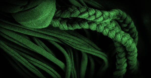 テクスチャ パターン 緑の組紐の生地 エンボスパターンでニットニットの背景 編み物で編組 — ストック写真