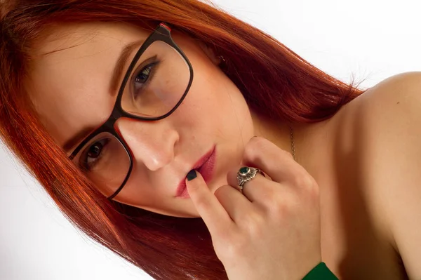 戴眼镜 穿绿色衣服的头发女孩 — 图库照片