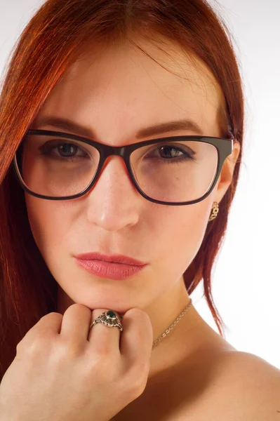 Hårig Flicka Glasögon Och Grön Klänning — Stockfoto