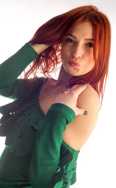 Bela Menina Ruiva Com Cabelo Ardente Vestido Verde Isolado Branco — Fotografia de Stock