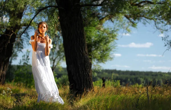 Ragazza Sotto Cielo Aperto Modella Abito Estivo Bianco — Foto Stock