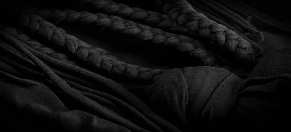 黑色辫子的织物 针织背景 花纹斑纹 编织中的辫子 — 图库照片
