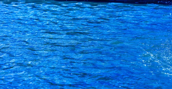 Doku. Geçmişi. şablon. Havuz suyu - hafif esinti, güneş ışığı oyunu ve sudan gelen dalgalar