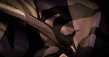 Doku. Şablon. Kahverengi tonlarda ipek kumaş. Soyut arkaplan olarak pürüzsüz kahverengi ipek ya da saten doku. Lüks arka plan tasarımı duvar kağıdı. Sepia tonunda. Retro biçimi