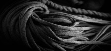 Doku, arka plan, desen. Siyah örgülü kumaş. Kabartmalı desenli örgü bir arka plan. Örgü ören örgüler..