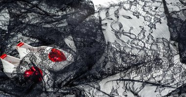 Beyaz arka planda siyah dantel. Beyaz arka planda çiçekler olan siyah dantelli çizim. Doku. desen