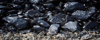 Asfalt. Bitumen siyah reçine kütlesi, eski. Yolların, sokakların, kaldırımların, vb. Yol böyle bir kitle ile kaplıydı. Hareket için tasarlanmış bir arazi şeridi, bir iletişim yolu..