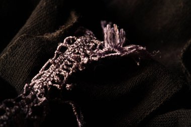 Koyu kahverengi yün atkı. Şeritte dikilmiş dantelle. Doku. Geçmişi. Şablon